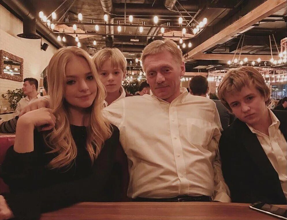 Семья дмитрия пескова. Семья пескова пресс-секретаря. Жена пескова пресс-секретаря. Семья пресс секретаря пескова. Семья пресс секретаря пескова.