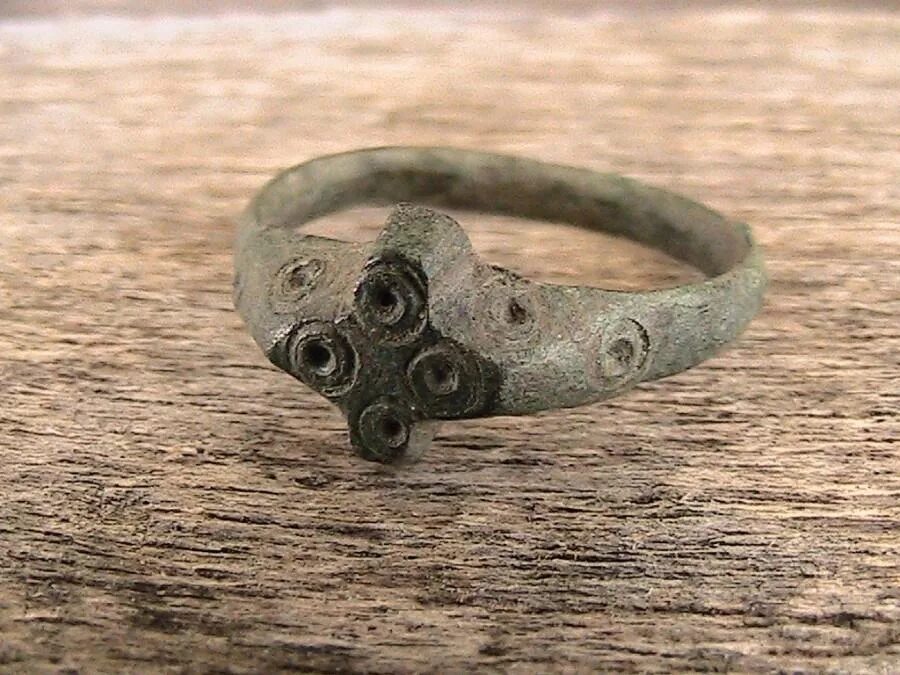 Самое старое кольцо. Старинные кольца. Средневековые перстни. Средневековые кольца. Древние кольца.