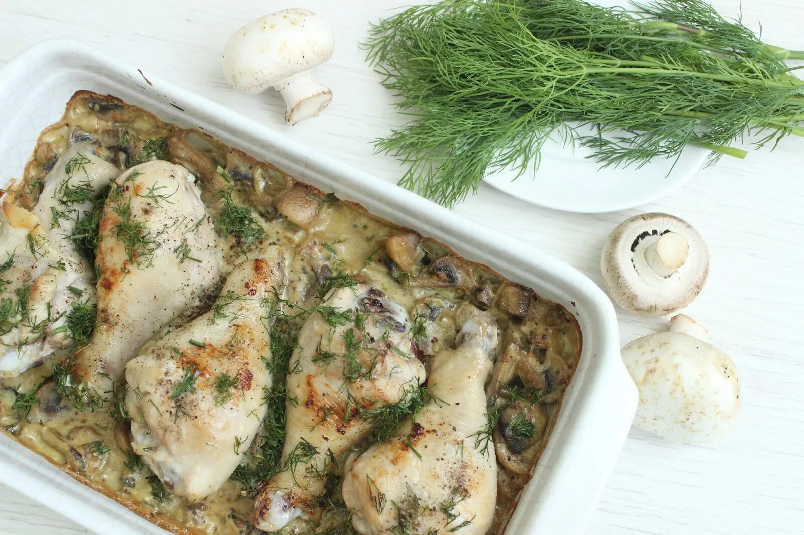 куриные бёдрышки в сметанном соусе. ножки со сметаной. ножки со сметаной. курица в горчичном соусе. куриные голени на сковороде.