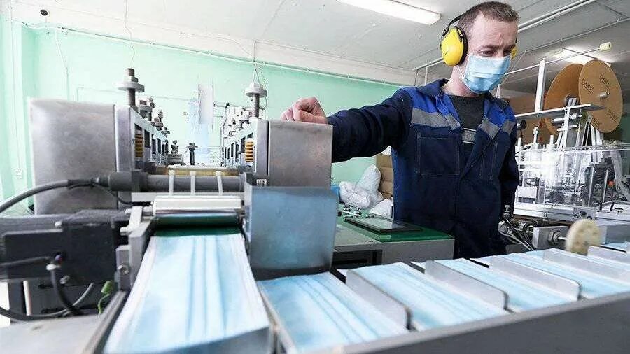 производители медицинских масок. упаковщик медицинских изделий. производство масок. производственный цех. завод по производству масок медицинских.