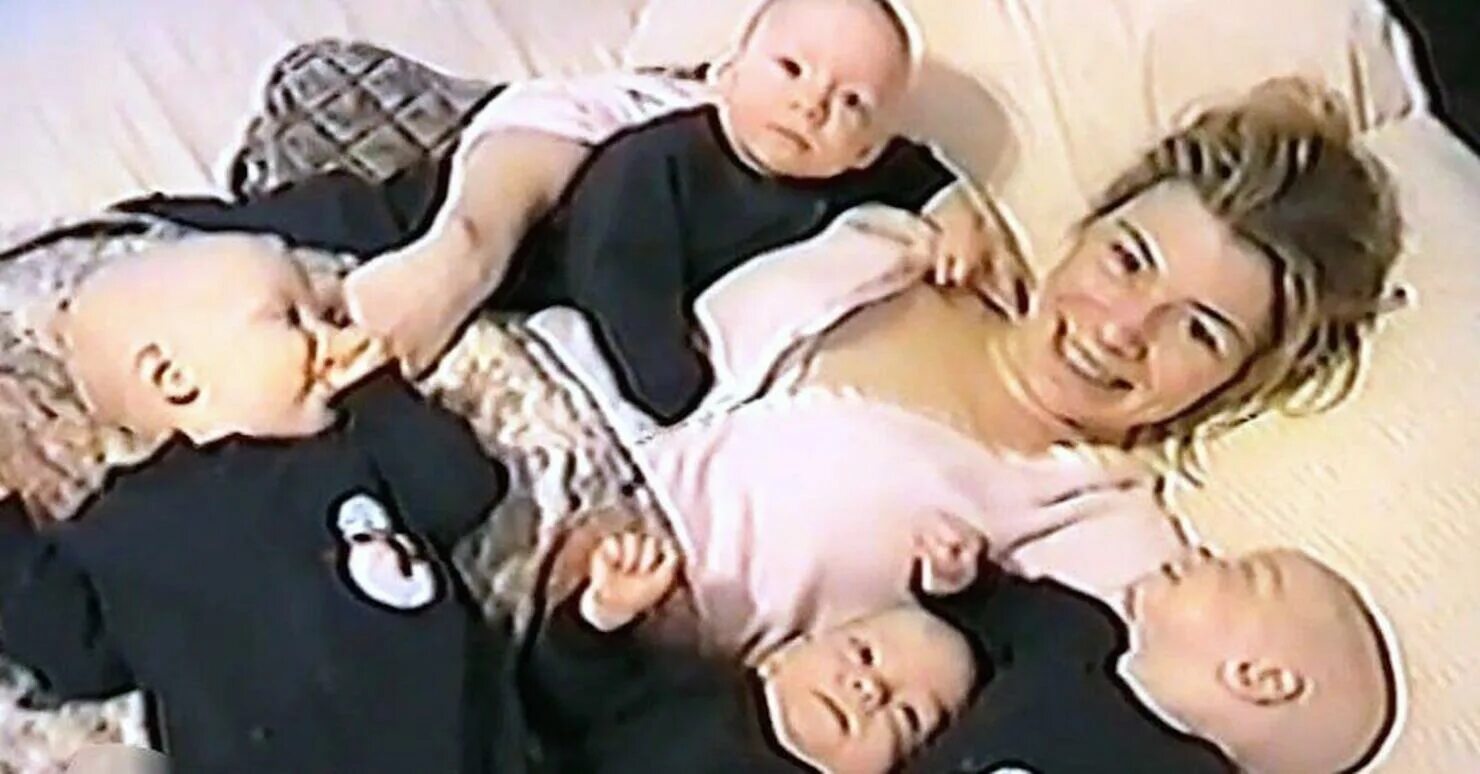 Четверо близнецов. Четверо младенцев смеются. Смеющиеся четверняшки выросли. Четверняшки Матиас.