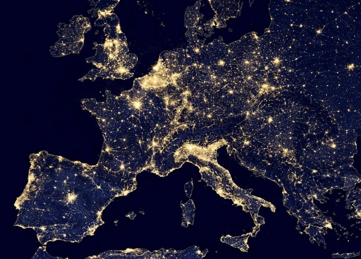 Окр мир ночью. Европа вид из космоса. Ночная Европа из космоса. Вид ночной земли из космоса. Европа из космоса ночью.