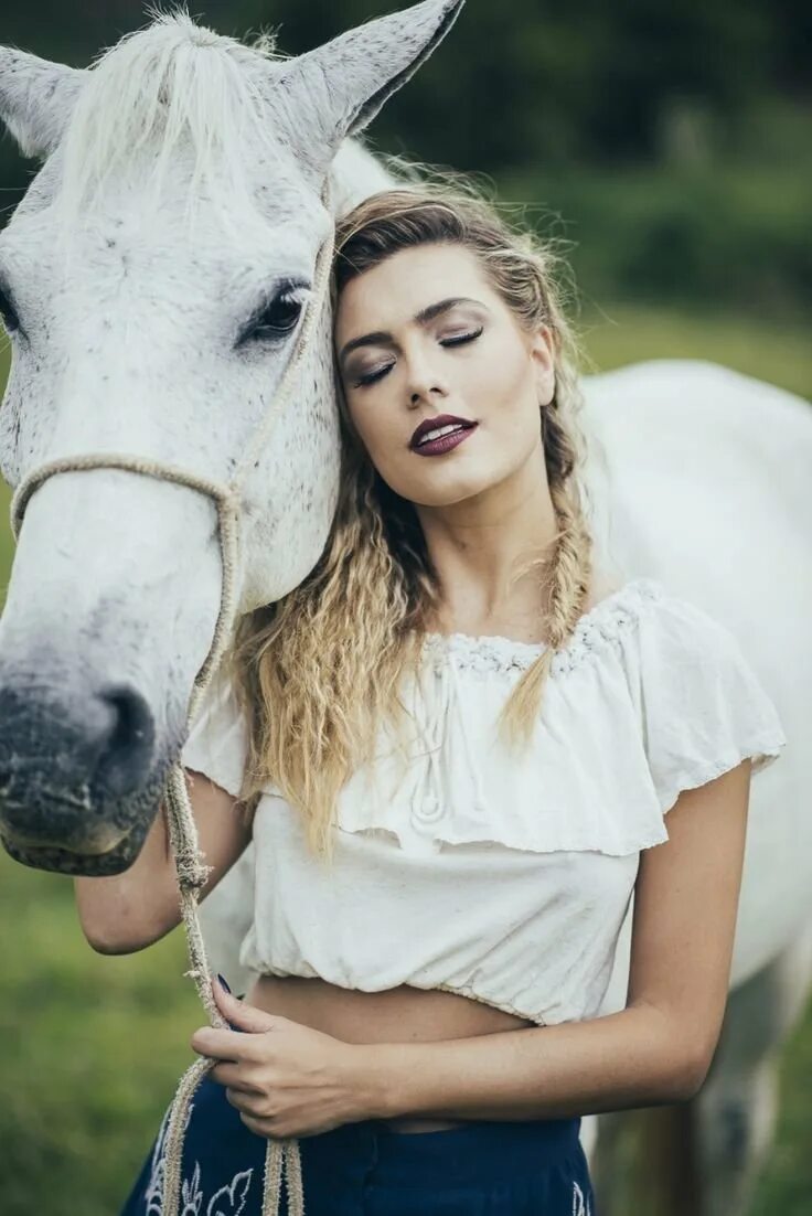 Девушка год лошади. Фотосессия с лошадьми. фотосет с лошадью. фотосессия с лошадкой. девушка с лошадкой.