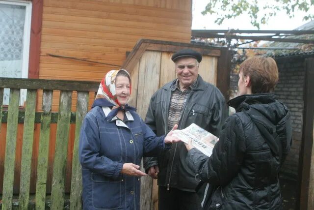 Почтальон в селе. Почтальон в деревне. почтальонка деревня. почтальон с очень старыми пенсионерами в деревне. сельские пресса название.