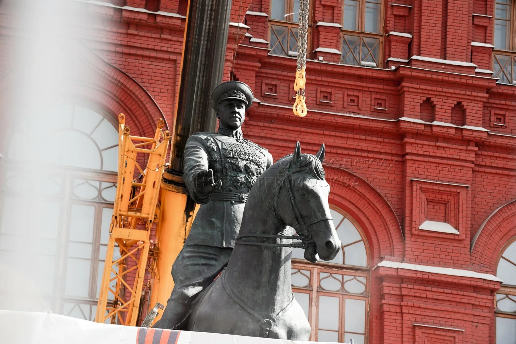 Памятник советскому военачальнику на коне. Памятник жукову в москве 2025. памятник жукову в москве на манежной 2025 году. памятник жукову на манежной площади.