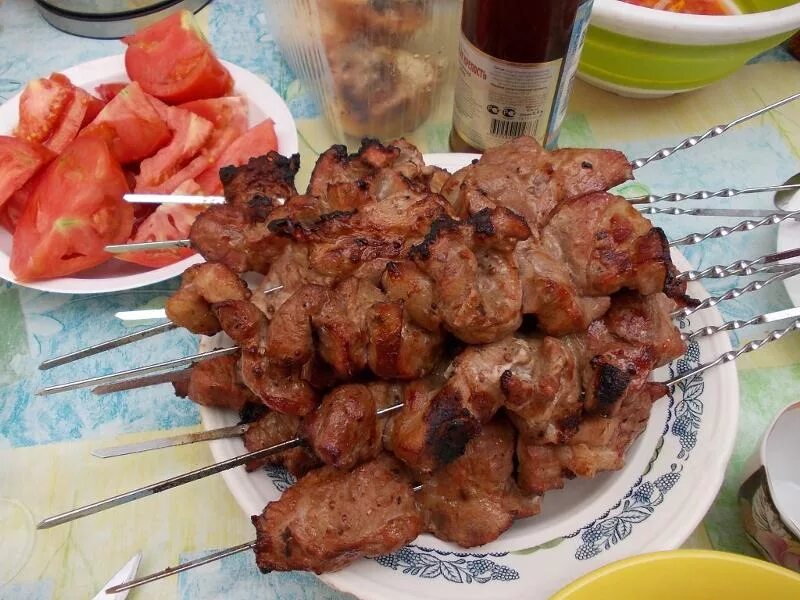 Стол с шашлыком. Шашлыки на природе. Шашлык в тарелке на столе. Шашлык. Шашлыки на даче.