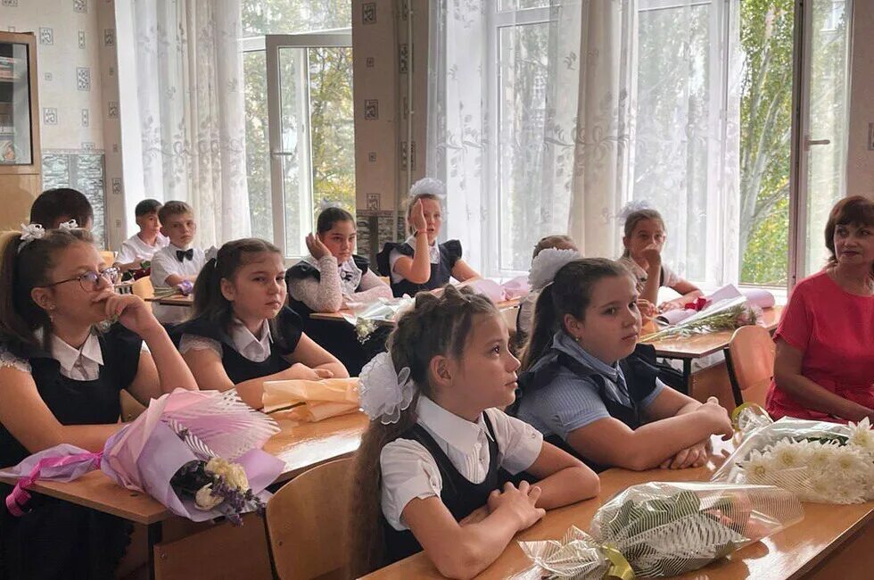 Школа донецкая народная республика. Юлий петрович 76 школа днр. Класс в школе днр. Школы днр. Школа донецкая народная республика.