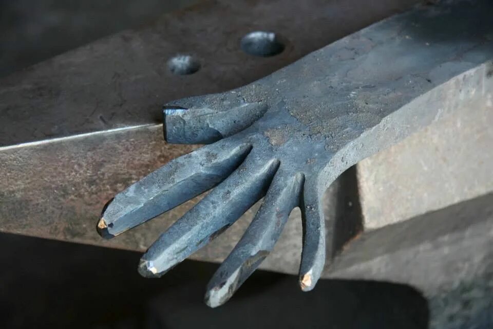 Металлический скелет. Кованые узлы. Кованые пальцы. Скульптуры из металлолома. Ковка сварка.