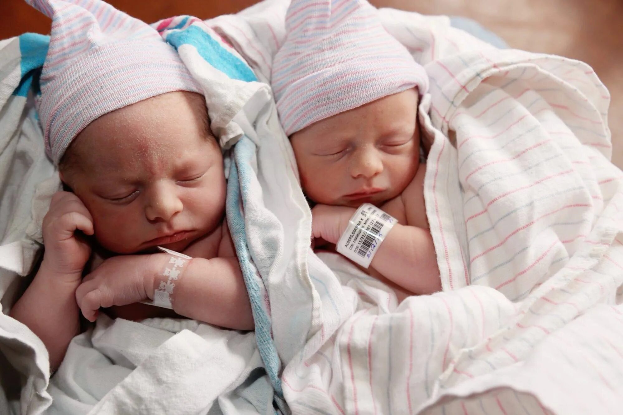 Малыш 2 отзывы. Младенцы двойняшки. Новорожденные Близнецы. Новорожденные двойняшки. Новорожденные мальчик и девочка.