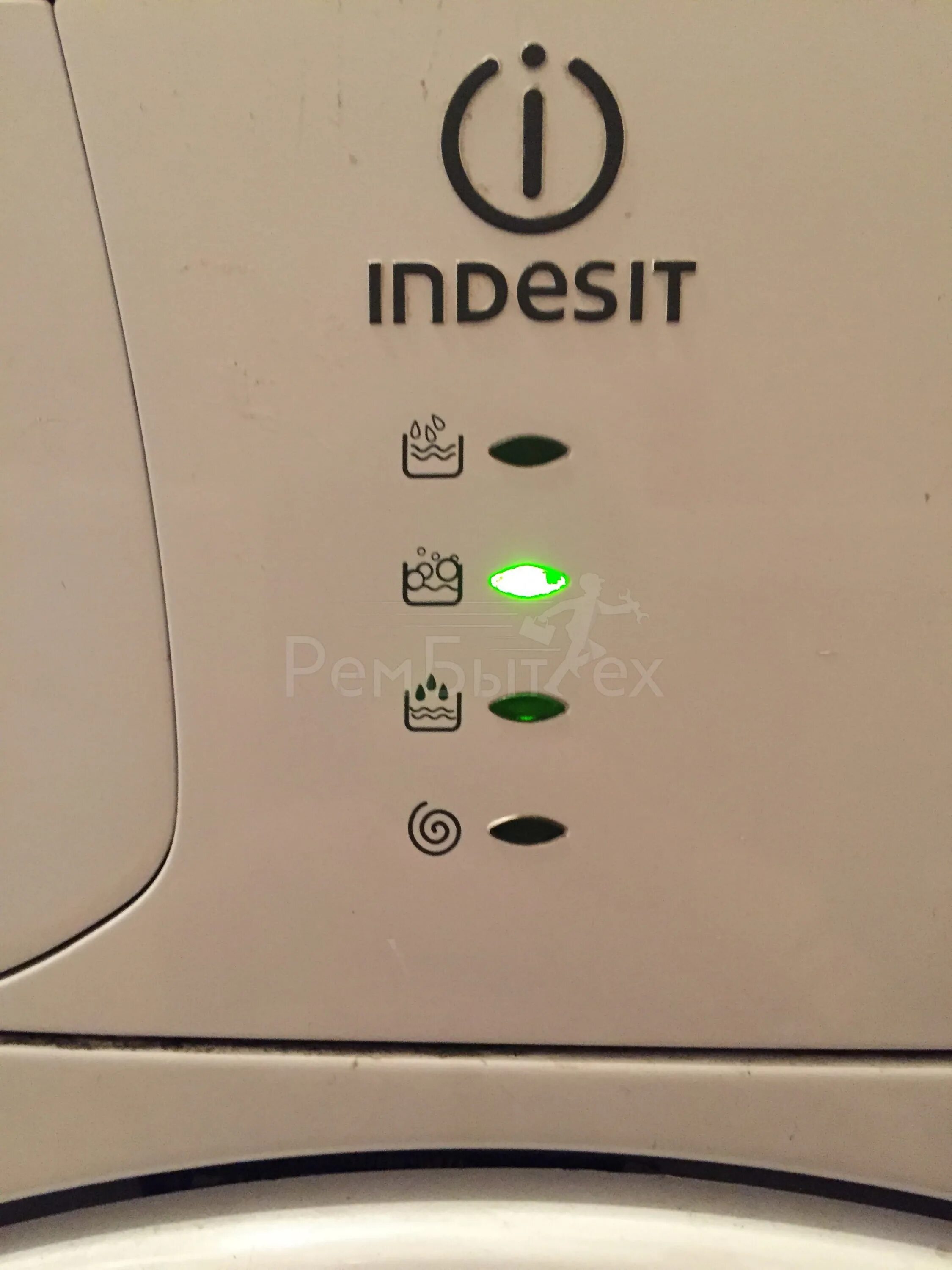 Индезит моргают все лампочки. Стиральная машина Индезит мигают индикаторы. Индикаторы стиральной машины Индезит 62. Кнопка включения стиральной машины Индезит.