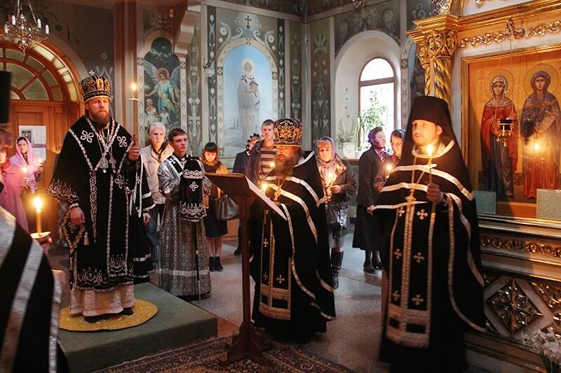 Начало службы в церкви сегодня утром. Утренняя литургия часы. Утреннее богослужение в монастыре. Литургия утреня. Полунощница в монастыре.