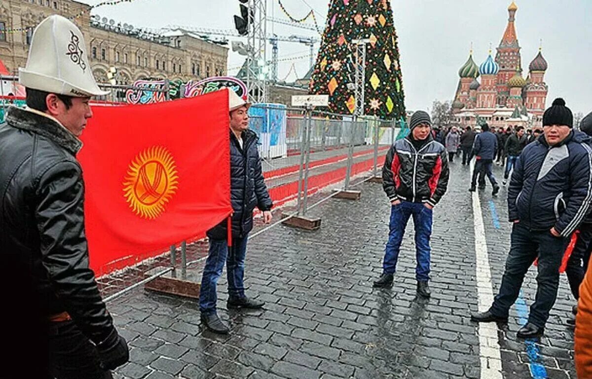 Год кыргызстана в россии. Трудовая миграция кыргызстанцы в Москве. Мигранты из Кыргызстана в России. Кыргызы в Москве. Гастарбайтеры на красной площади.