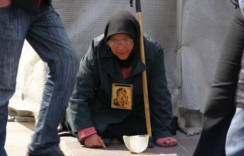 Нищий с протянутой рукой. Попрошайка с протянутой рукой. Попрошайки на улицах. Нищета москва