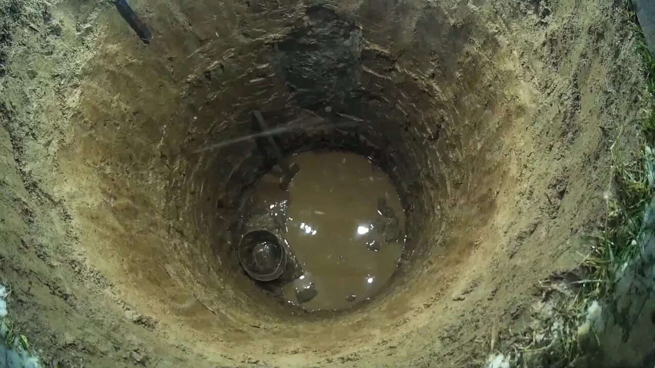 Устройство колодцев для питьевой воды. Стоит вода в колодце. Колодец 4200мм. Чистка колодца. Уровень воды в колодце.