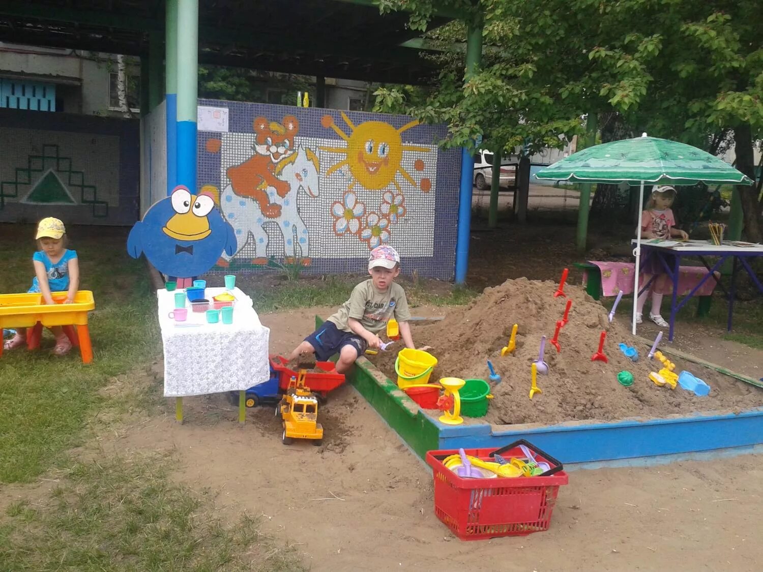 Дети на площадке в детском саду. Украсить прогулочную площадку в садике. Детская площадка в детском саду. Площадка на улице в детском саду. Площадка на улице в детском саду.