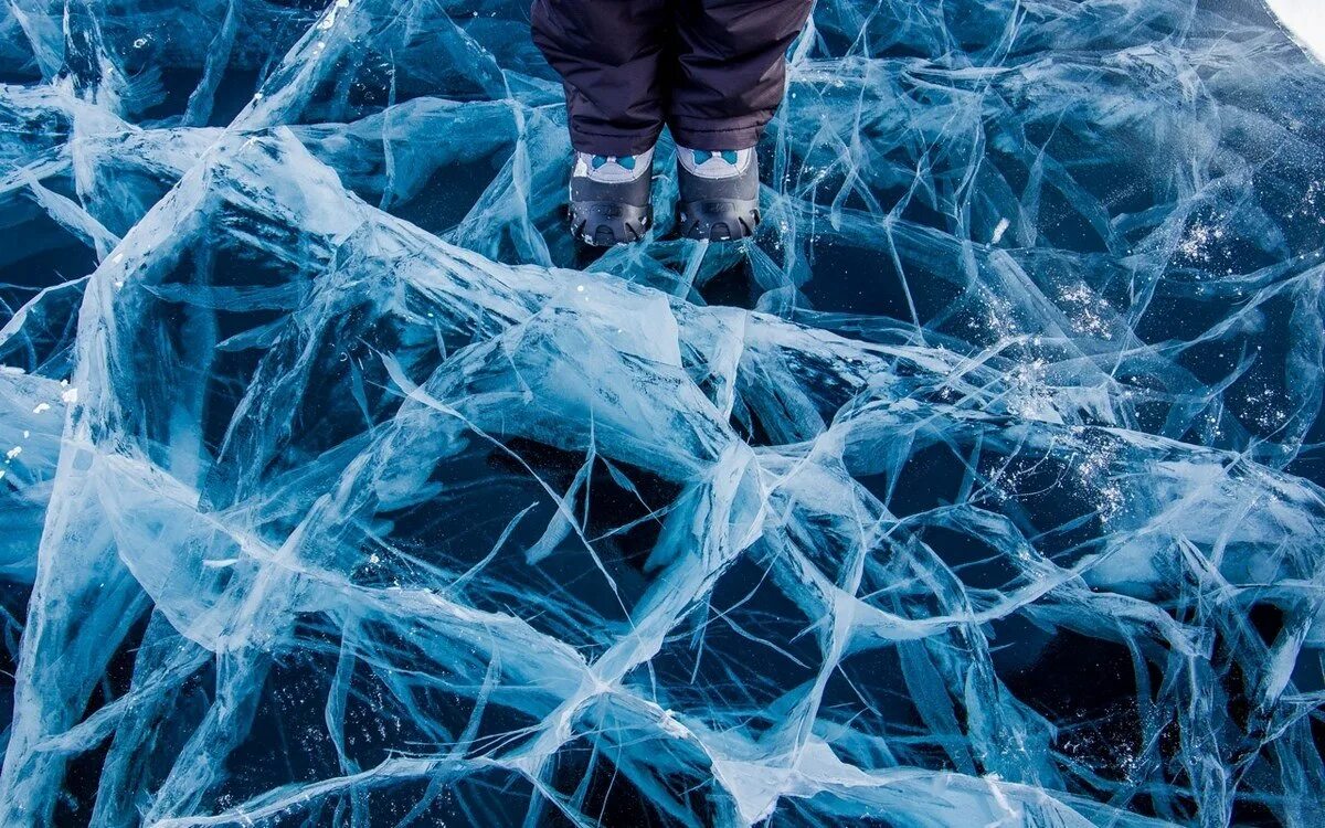 Озеро байкал ледяные сопки. Замерзшее озеро байкал. Замерзшее озеро байкал. Озеро байкал лед. Застывший лед.