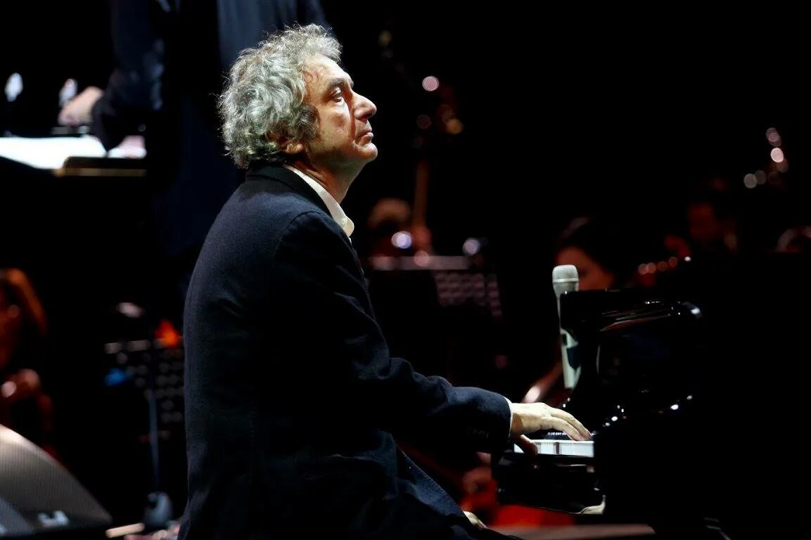 Композитор людовико эйнауди. Неоклассика пермь солисты людовико эйнауди. Композиторы современной классики. Роберто каккиапаглия. Композиторы современной классики.