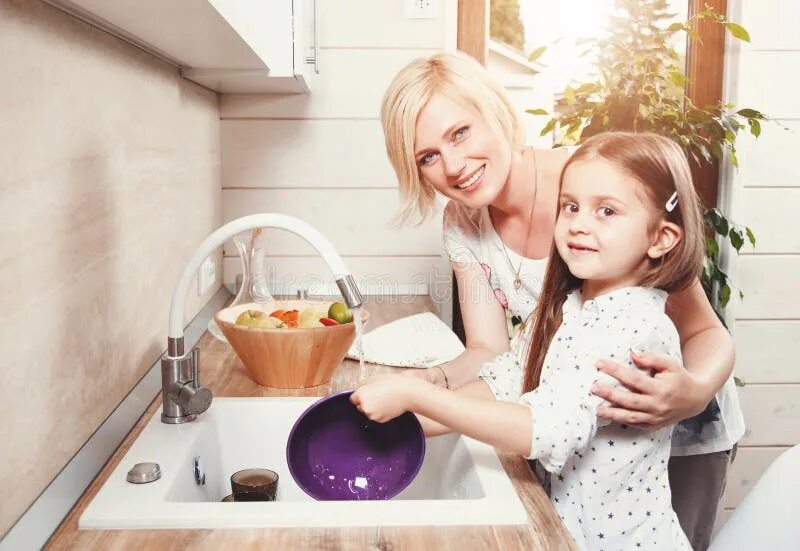 Мама с дочкой моют посуду. Женщина и дочка моют посуду. Картинка мама и дочка моют посуду. Мама просит дочек помыть посуду.