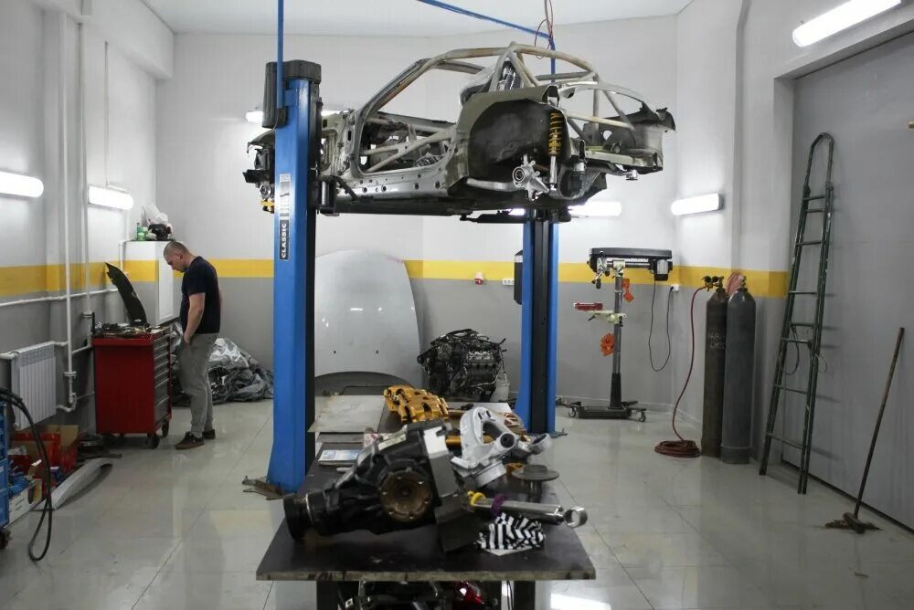 машина в автосервисе. автосервис vag. правильный автосервис. обустройство автосервиса. современный автосервис.