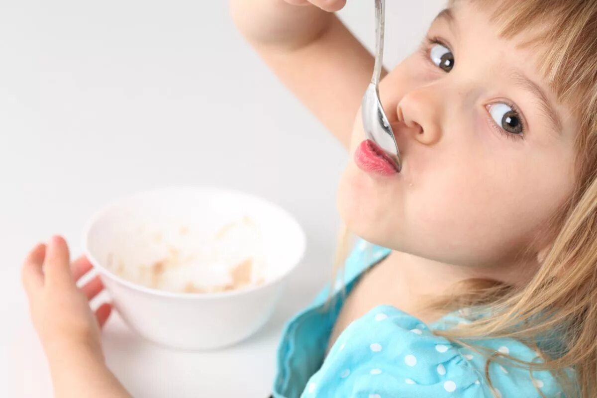 Кушаем кашку. Каша для детей. Ребенок ест йогурт. Ребенок ест творог. Кушать кашу.