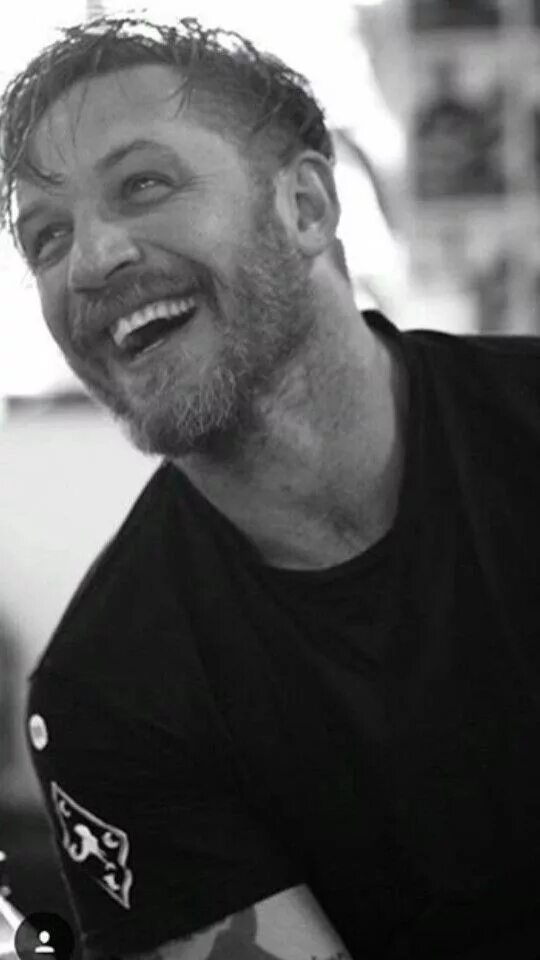 Улыбка тома харди. Том харди улыбка. Улыбка тома харди. Улыбка тома харди. Том харди зубы.