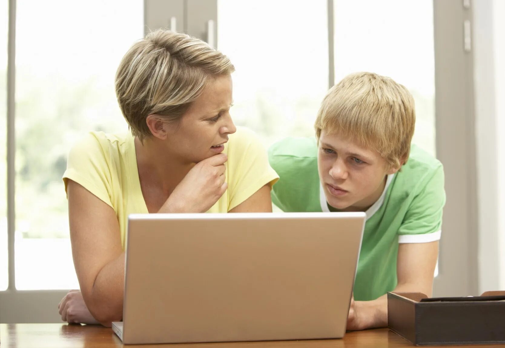 Мамочка с сыном с разговорами. Мама и подросток. Подростки и родители. Компьютер для детей. Подросток и взрослый.