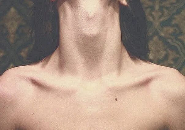 На шее где кадык. На шее где кадык. Красивая мужская шея. Ключица у мужчин. На шее где кадык.