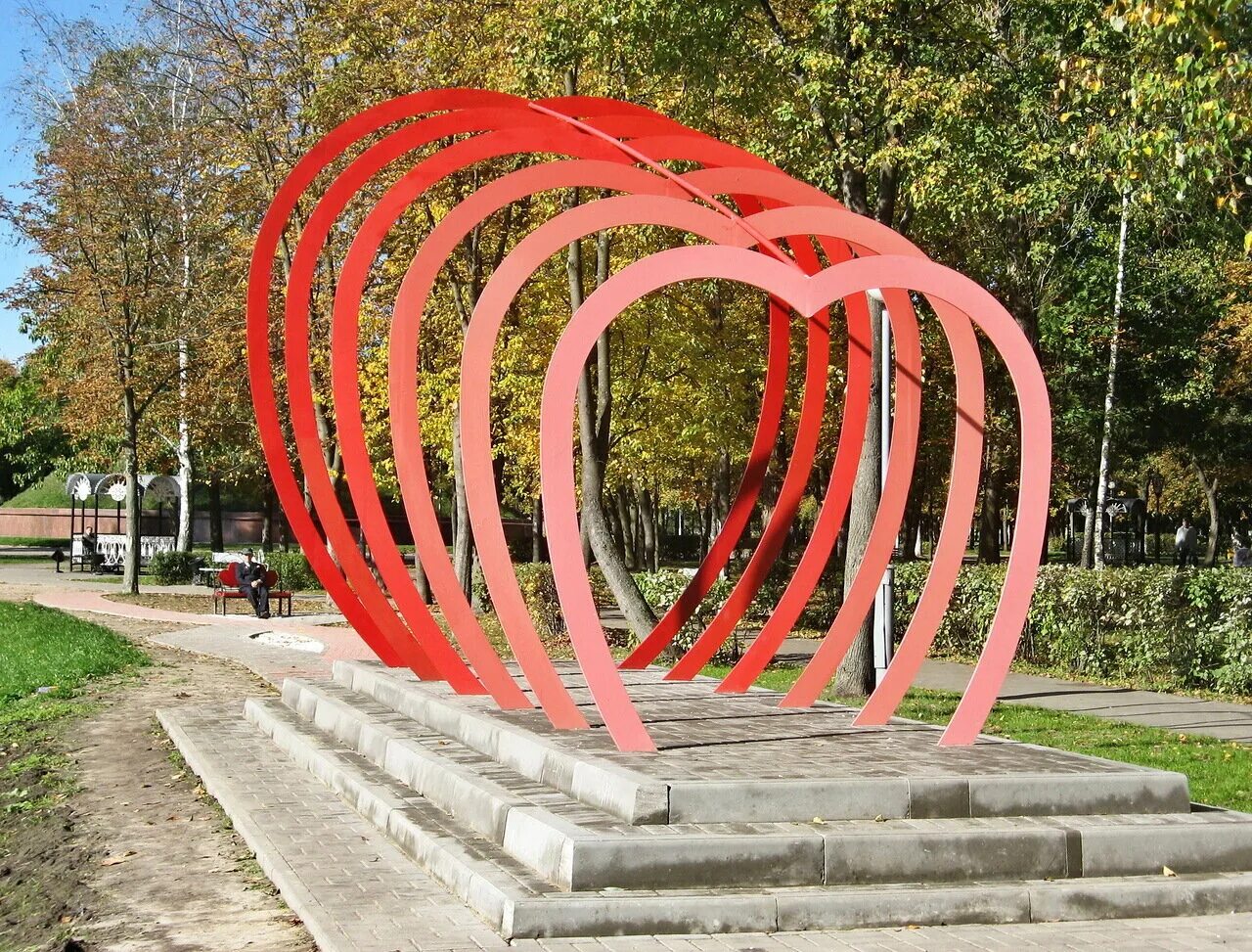 Аллея влюбленных. Аллея влюбленных в химках. Аллея сердец в химках. Кедровка аллея влюбленных. Чечня грозный цветочный парк.