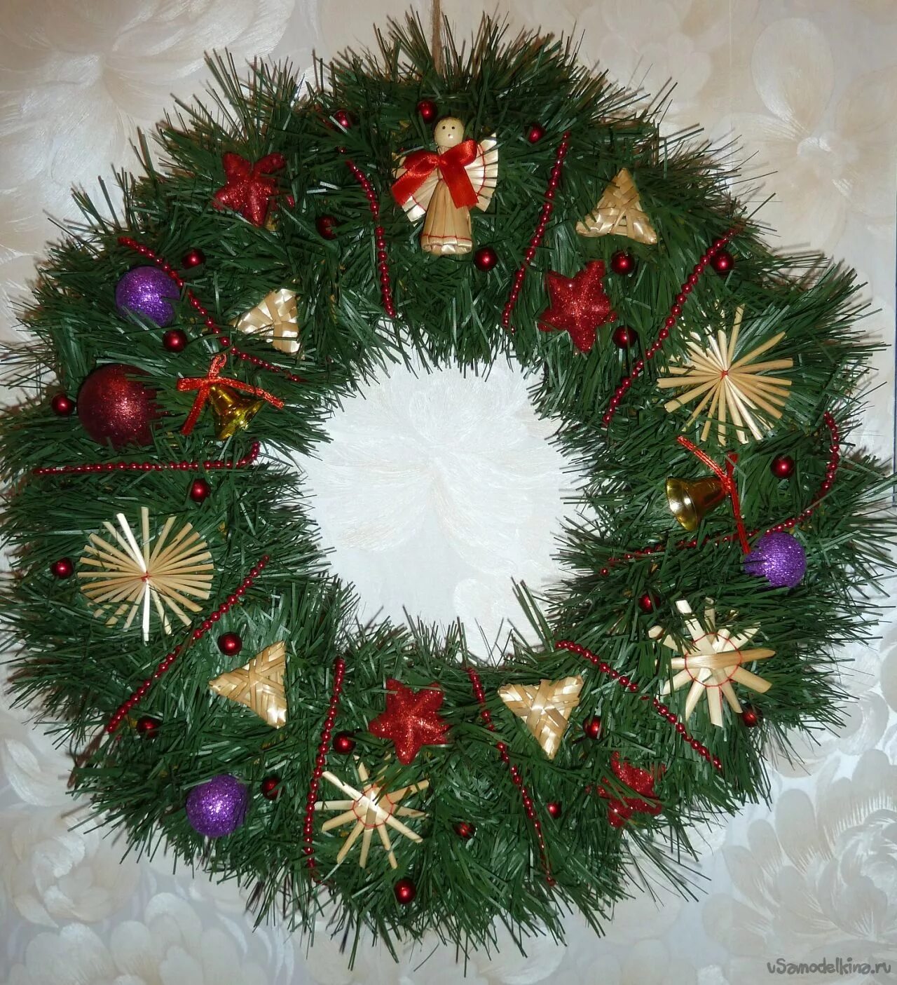 Венок из старой искусственной елки. Композиция из старой искусственной елки. Венок из старой искусственной елки. Елка из веток елки. Что можно сделать из старой елки искусственной на новый год.
