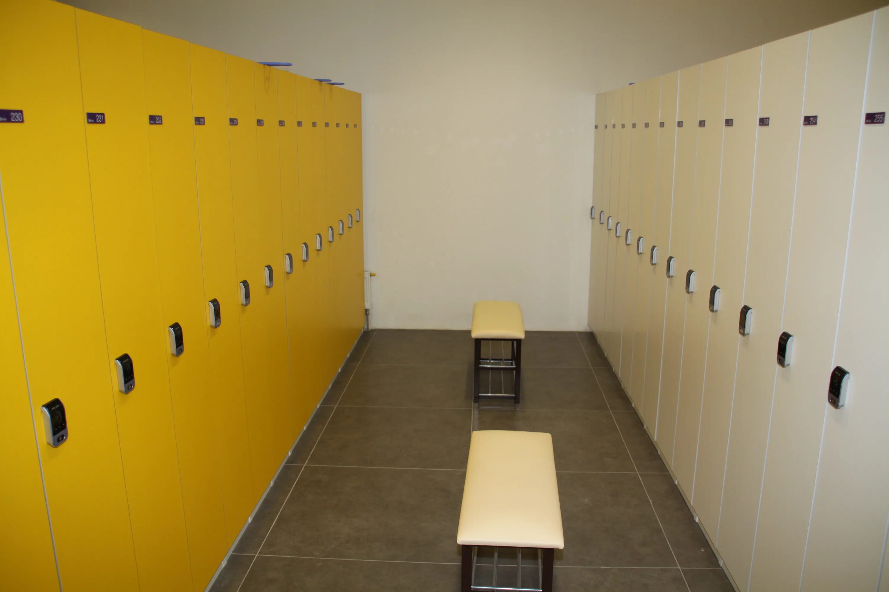 Программа раздевалка. Программа раздевалка. Шкаф для раздевалок hpl пластик тс 2-2 (4 секции). Женская раздевалка шкафчики. Раздевалка на складе.