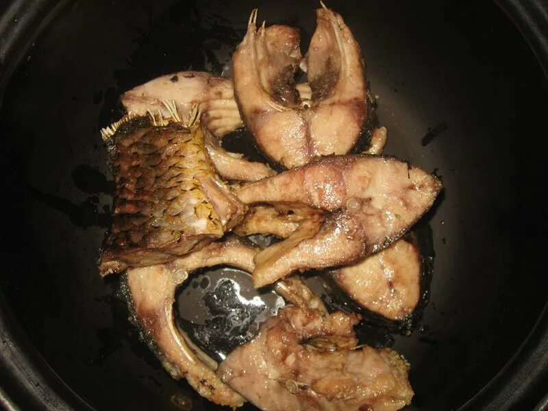 уха из стерляди в казане. казан рыба. блюда на костре. стерляжья уха. рыба в казане на костре.