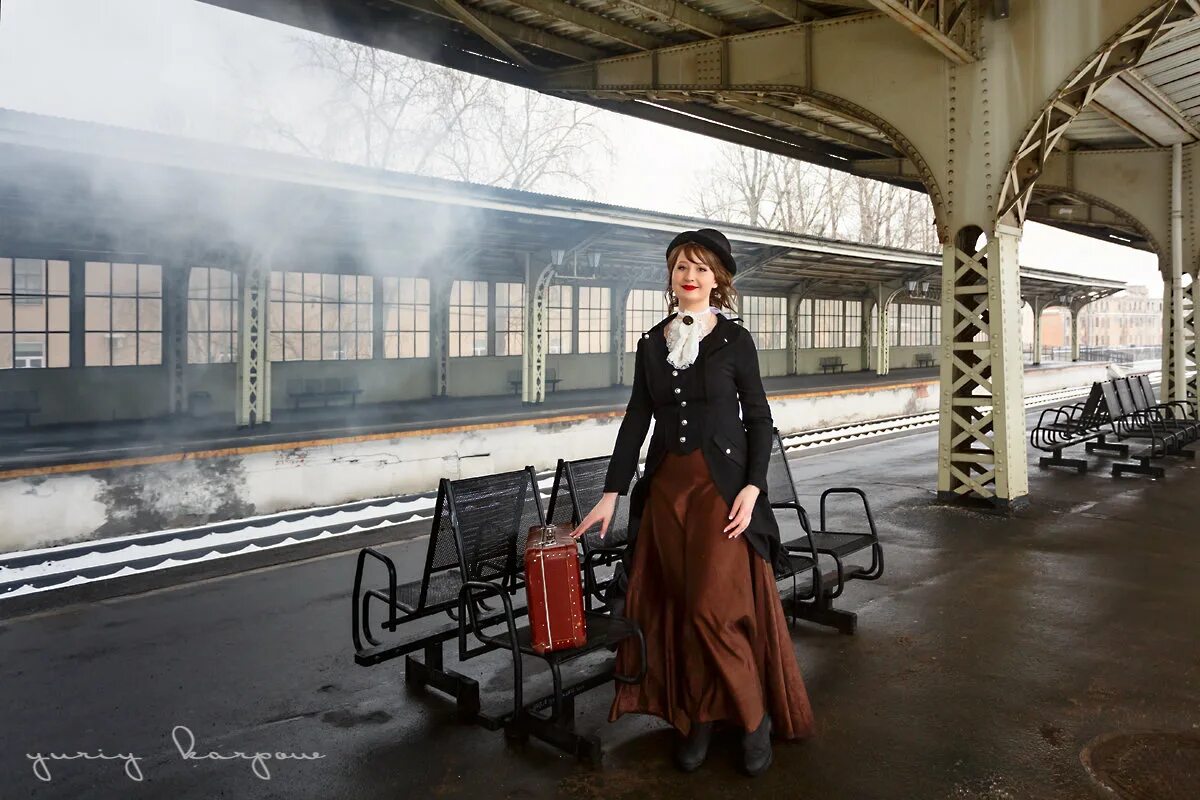 Витебский вокзал ретро поезд. Ориент экспресс поезд швейцария. Образ в стиле восточного экспресса. Фаберлик стильный модный для тебя. Стиль восточный экспресс одежда.