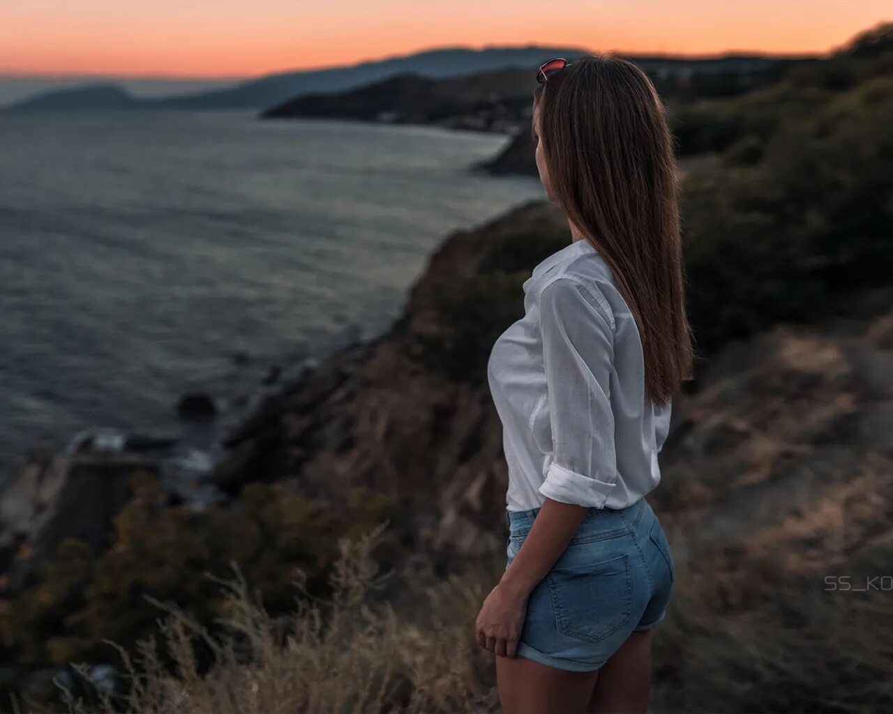 Девушка со спины. Девушки вид сзади. Красивая фигура девушки сзади. Девушка на фоне солнца. Девушки вид сзади.