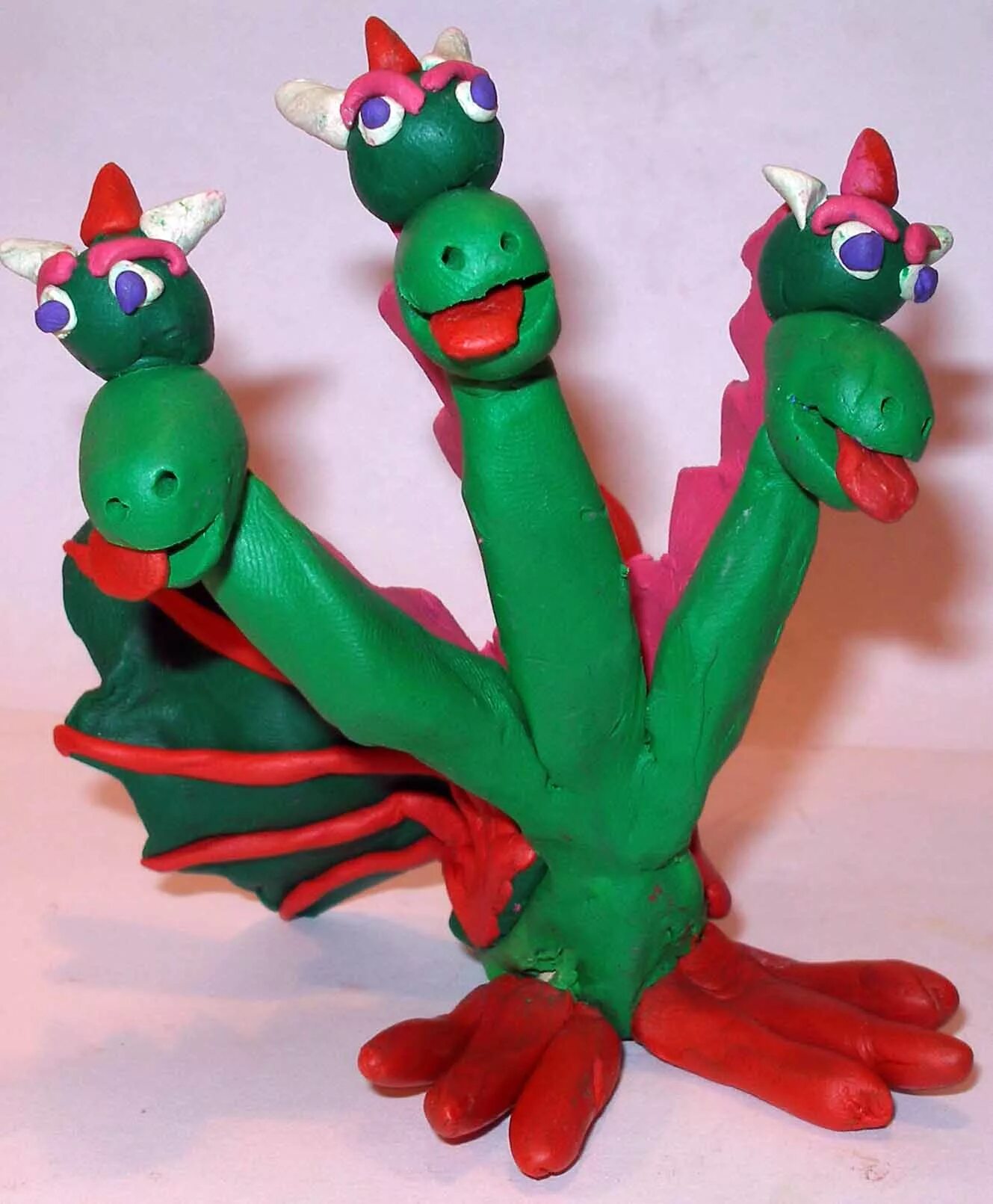 сказочная композиция из пластилина. сюжетная лепка в старшей группе. лепка сказочного персонажа. лепка героев сказок. композиция из пластилина.