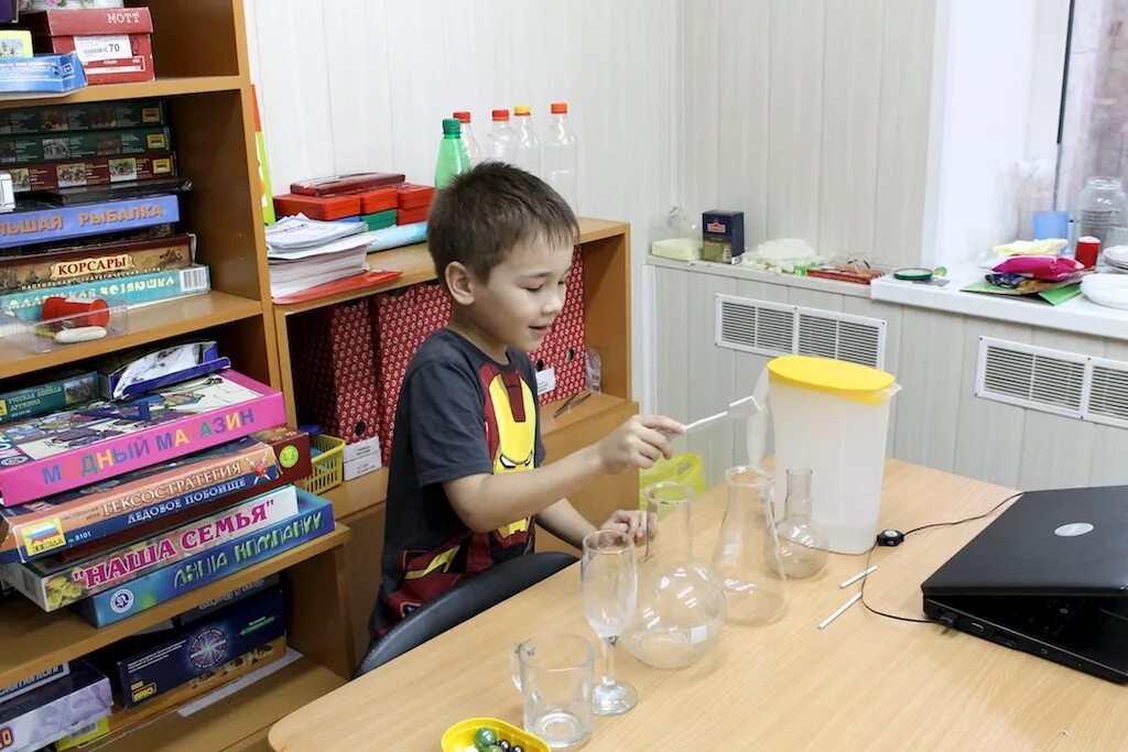 научная лаборатория для детей в детском саду. лаборатория для детей. детская лаборатория. городская детская лаборатория. опытная лаборатория для детей.