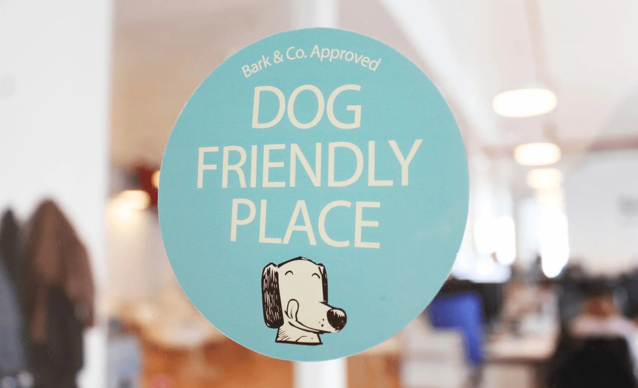 Включи friendly так. Наклейка дог френдли. Dog friendly табличка. Dog friendly наклейка на дверь. Dog friendly кафе.