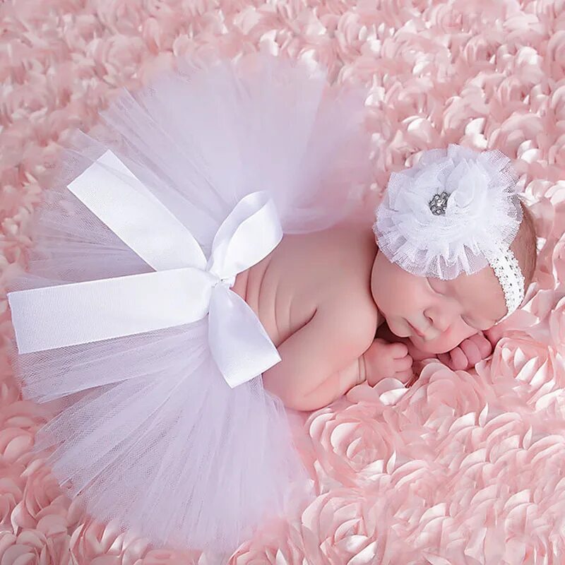 Месяц крошке. Красивые Новорожденные девочки. Фотосессия младенцев. Платье пачка для новорожденной. Девочка новорожденная принцесса.