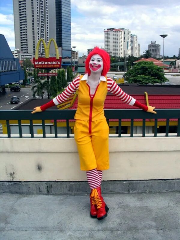 Mcdonalds cosplay. Рональд Макдональд. Рональд Макдональд женщина. Рональд Макдональд 2000х. Рональд Макдональд косплей.