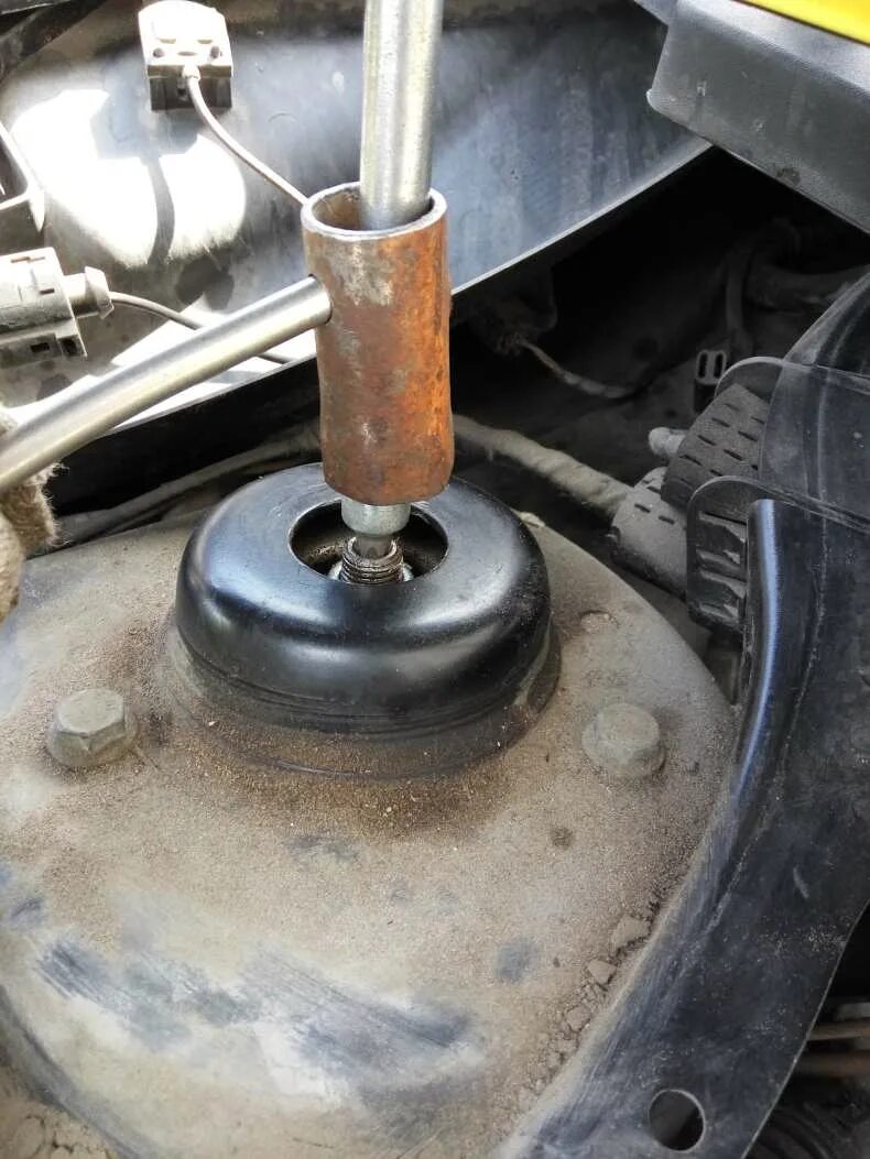 Замена передних амортизаторов своими руками. Как проверить передние амортизаторы. Замена заднего амортизатора форд фьюжн 1. Как проверить передние амортизаторы. Проверка стоек амортизаторов.