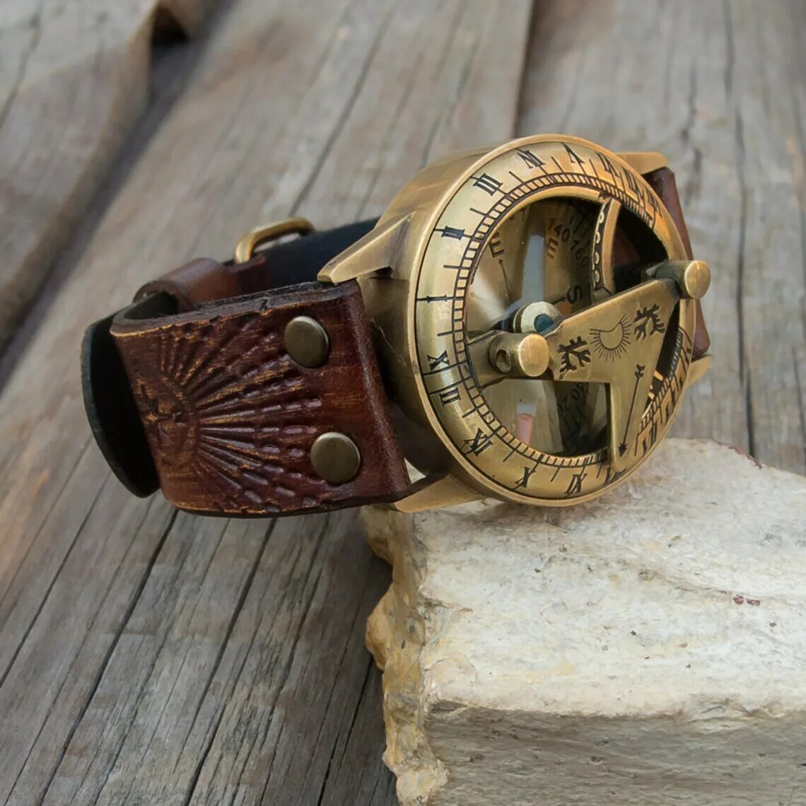 Кожаный браслет часы мужской. Дизельпанк часы наручные. Кожаный браслет для часов. Часы стимпанк наручные мужские. Солнечные часы стимпанк.