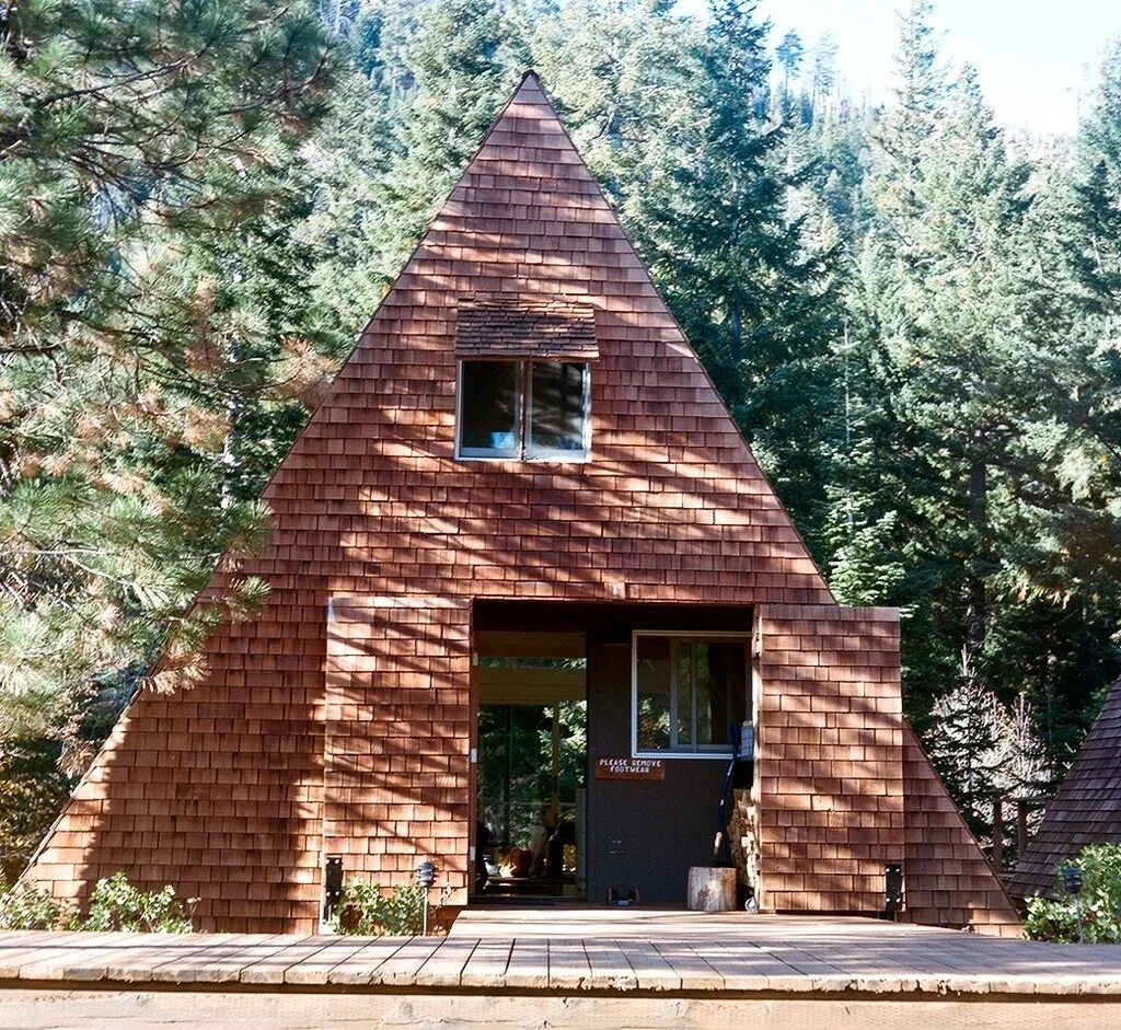 А фрейм 6х6. Дом-шалаш (или a-frame house ). Фахверк шалаш. Эндрю геллер дом шалаш. A frame house эндрю геллер.