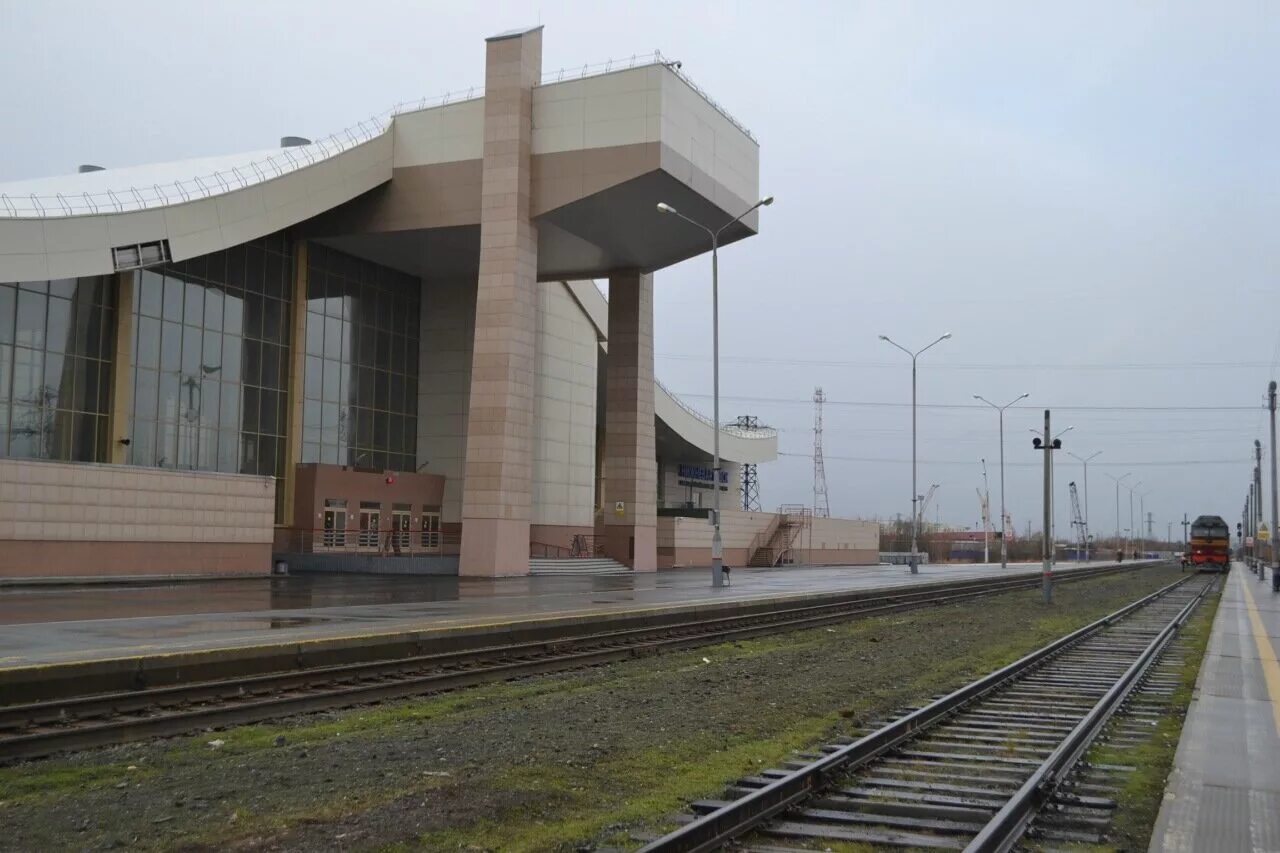 Жд нижневартовск телефон. Вокзал Нижневартовск-1, Нижневартовск. ЖД вокзал Нижневартовск. Нижневартовский ЖД вокзал. Первый ЖД вокзал Нижневартовска.