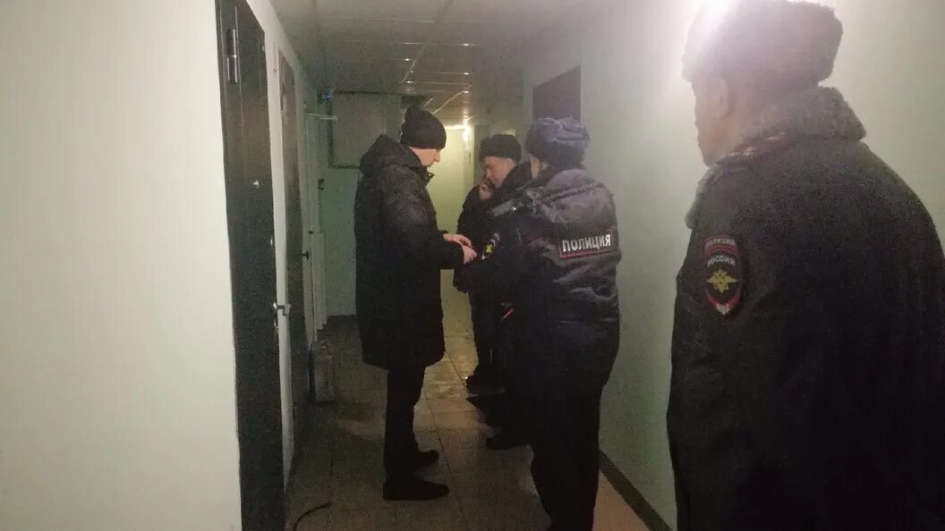 Мальчик выпал из окна иваново. Мальчики под балконом. Кровавая школа с окном наружу. Мальчик выпал из окна иваново. Иваново панорама 2 выпала из окна.