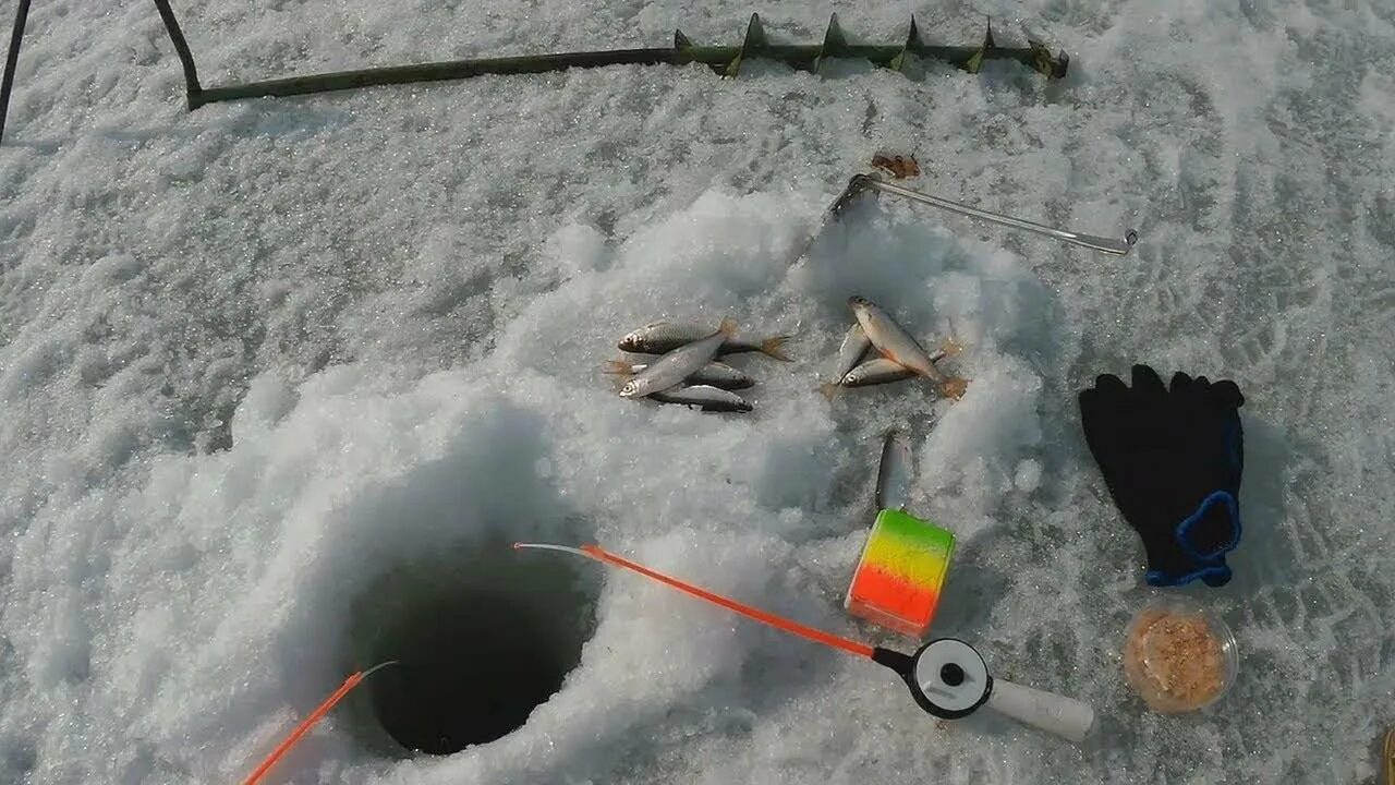 Ловля со льда видео. Зимняя снасть на уклейку. Мормышка рыбалка весной. Зимняя оснастка на уклейку. Мормышка на уклейку.