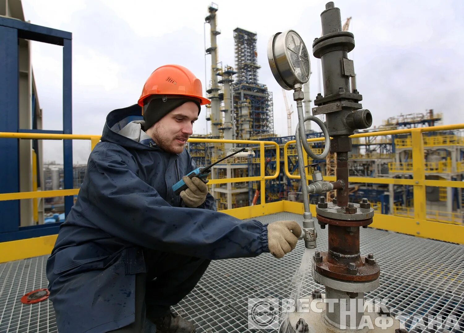 Оператор технологических установок. Оператор технологических установок. Оператор технологических установок газпром нефть. Монтаж технологических трубопроводов. Работа оператор технологических.