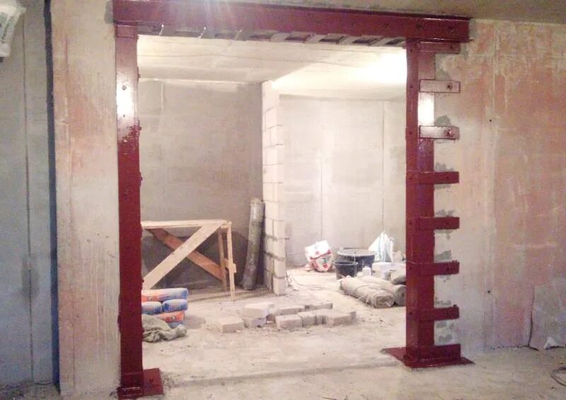 Швеллер в проеме. Проем в несущей стене. Усиление проемов толщиной 580 мм металлической обоймой. Швеллер для дверного проема. Пробивка дверного проема 2000 мм.