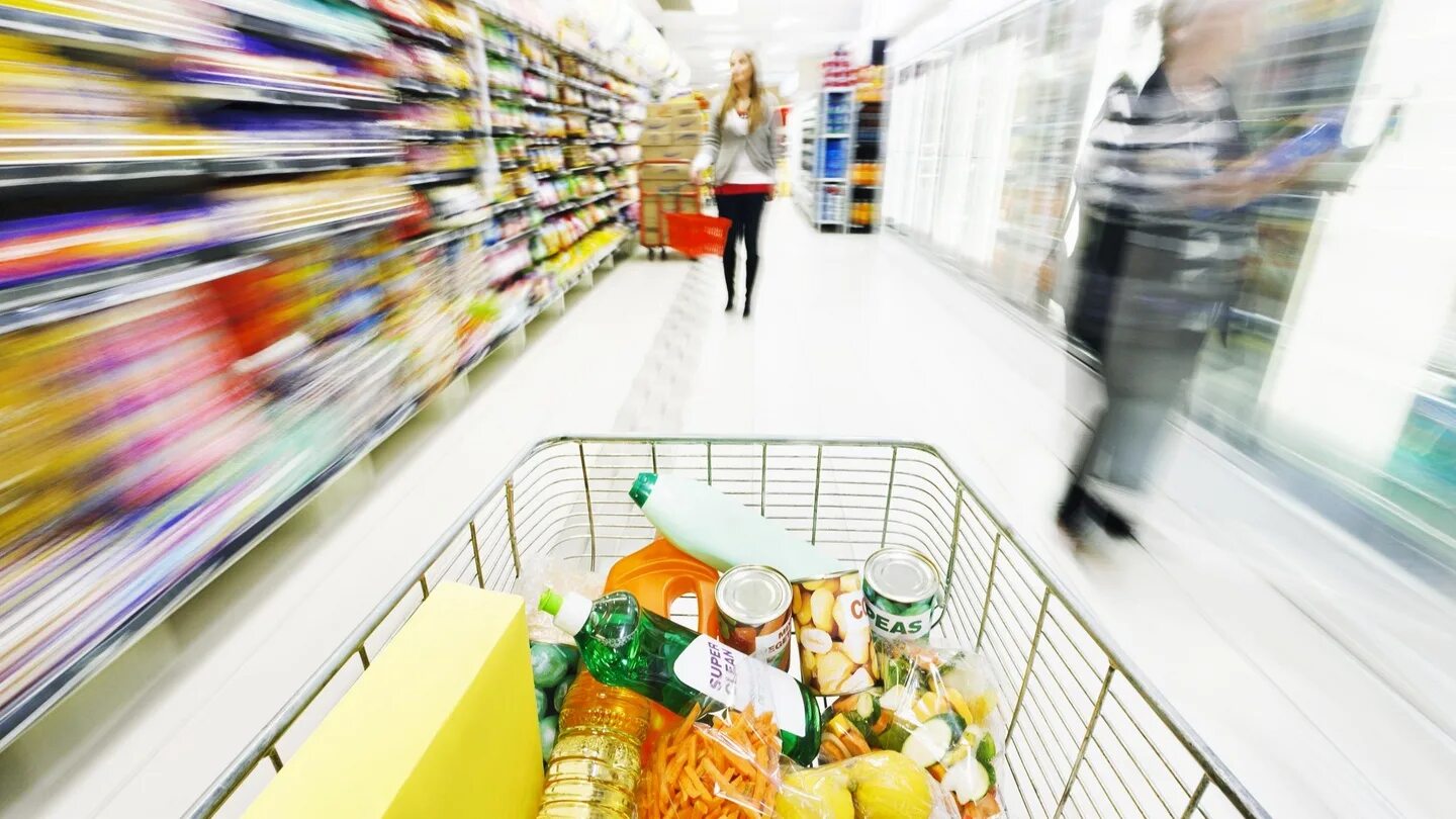 Полки супермаркета. Девушка в магазине. Ритейл. Supermarket offers. Супермаркет фон.