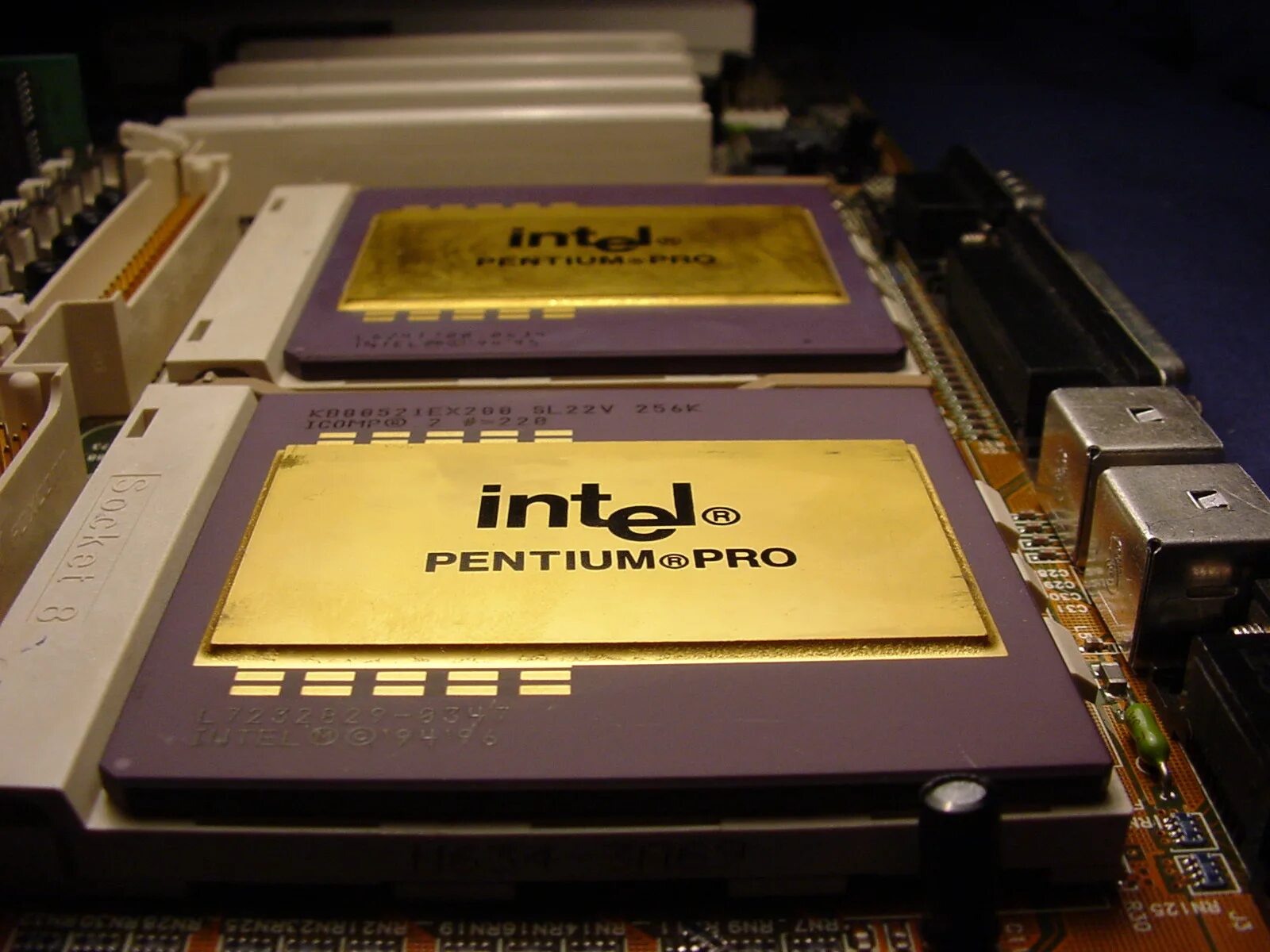 Core 14 поколения. 1995 Г. фирма Intel выпустила микропроцессор Pentium Pro.. Pentium Pro Slot 2. Intel Pentium 1 поколения. Радиатор Intel Pentium Slot 1.