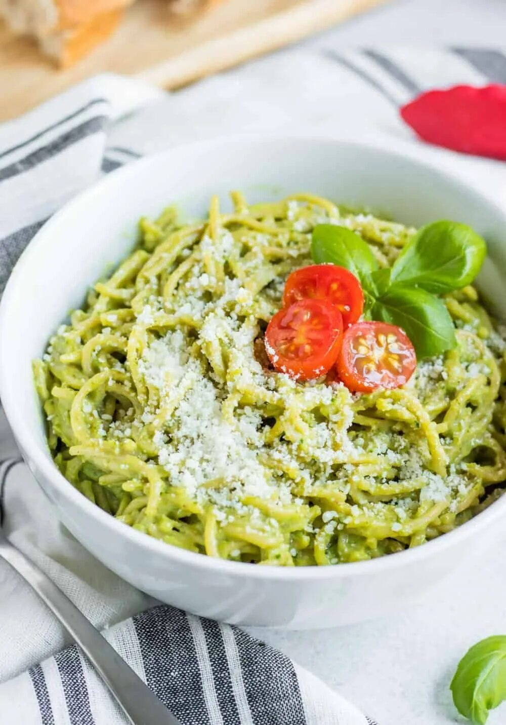 Паста с соусом песто. Pesto pasta. Зеленая паста феттучини. Паста лингвини с соусом песто. Паста с соусом песто.