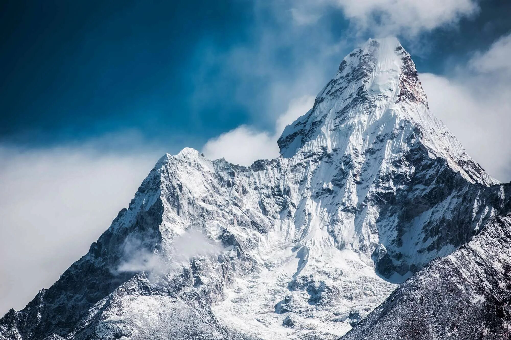 Higher mountains. Гималаи Эверест Джомолунгма. Ама Даблам гора. Гора Джомолунгма (Эверест), гора Монблан.. Ама Даблам пик.